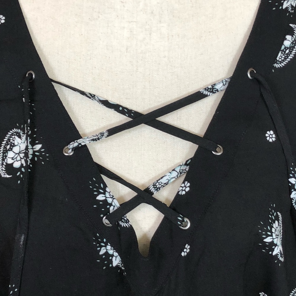 Torrid Criss Cross v-neck floral print blouse - Picture 4 of 7